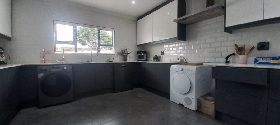 5 Bedroom Property for Sale in Wetton Western Cape